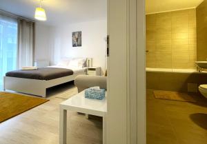 Postel nebo postele na pokoji v ubytování Bartolomeu Serenity Studio w. free parking