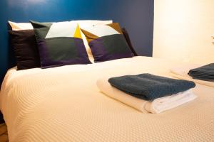 ein Bett mit zwei Handtüchern darüber in der Unterkunft Petit Studio Secret - Coeur de Provence - 4 personnes in Volx