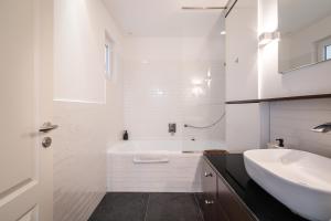 Kylpyhuone majoituspaikassa R42-Boutique Apartments, Best Location By BQA
