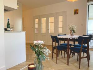 - une cuisine et une salle à manger avec une table et des chaises dans l'établissement Retro Apartment Iława, à Iława