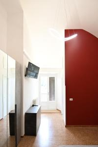 salon z czerwoną ścianą i stołem w obiekcie Residenza IL COLLE w mieście Subiaco