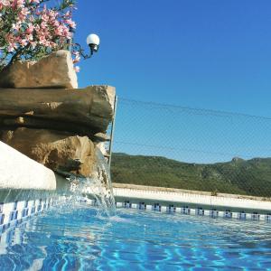 una piscina con fontana di Atico Deluxe Solano Especial Parejas a Moratalla
