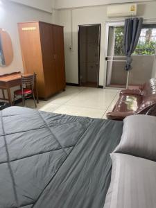 1 dormitorio con cama, mesa y comedor en Viriyapon, en Bangkok