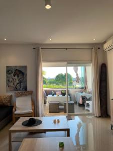 アシラにあるMarina golf ASSILAH vue verteのソファとテーブルのあるリビングルーム