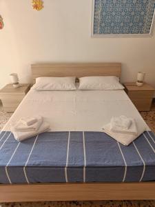 - une chambre avec un lit et 2 serviettes dans l'établissement Casa Vacanze A Due Passi dal Mare, à Portopalo di Capo Passero