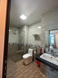 Happy Hotel في Uông Bí: حمام مع مرحاض ومغسلة ودش