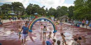 a group of children playing in a water park at Appart Champs Élysée bagatelle - 4 pers in Neuilly-sur-Seine