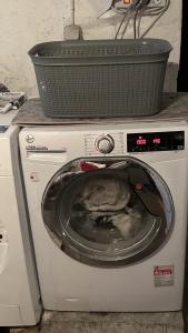 uma máquina de lavar roupa com um cesto em cima em Appartment New York Nichtraucher em Duisburgo