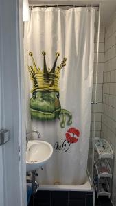 un bagno con tenda da doccia con corona di Appartment First a Duisburg