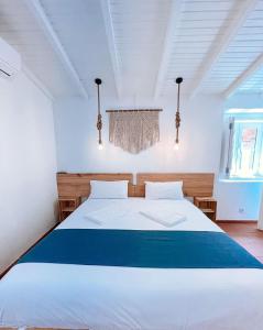 Un dormitorio con una cama azul y blanca en una habitación en Quinta de São Pedro de Tomar, en Tomar