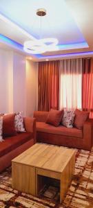 ein Wohnzimmer mit 2 Sofas und einem Couchtisch in der Unterkunft Relax view apartment in Madinat as-Sadis min Uktubar