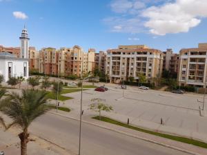 ein leerer Parkplatz in einer Stadt mit hohen Gebäuden in der Unterkunft Relax view apartment in Madinat as-Sadis min Uktubar