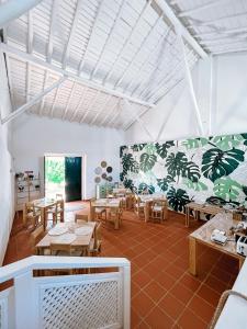 een restaurant met tafels en stoelen en planten aan de muren bij Quinta de São Pedro de Tomar in Tomar