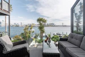 Χώρος καθιστικού στο Harbourfront Oasis with Pool, Steps to VIVID and Iconic Sydney Views