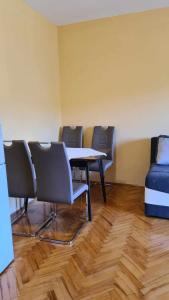 una sala de conferencias con mesa y sillas en Apartments Ivetić, en Kotor
