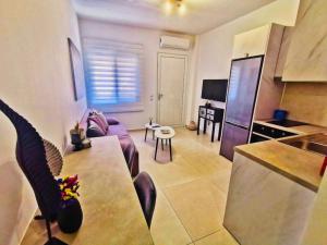 uma cozinha e sala de estar com um sofá e uma mesa em Perseas House em Árgos