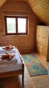 a bedroom with a bed in a wooden cabin at Ferienhaus Bliev-Hee Nr 4 in Klink