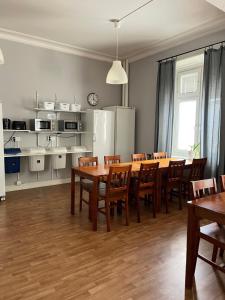 eine Küche und ein Esszimmer mit einem Tisch und Stühlen in der Unterkunft Carlstad Sport Hostel in Karlstad
