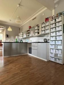 cocina grande con armarios blancos y encimera en Carlstad Sport Hostel en Karlstad