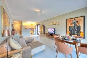 uma sala de estar com um sofá e uma mesa em Emotion Lake View - Happy Rentals em Capolago