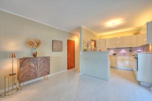 een grote kamer met een keuken en een woonkamer bij Emotion Lake View - Happy Rentals in Capolago