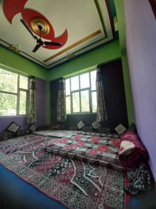 a bedroom with a large bed with a ceiling at POP HOME Rozia Homestay in Thanna Mandi