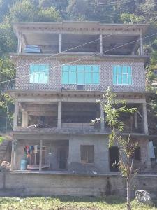 a house with a car on top of it at POP HOME Rozia Homestay in Thanna Mandi