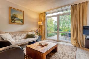 un soggiorno con divano e tavolo di Borneman Buitenhof - Privé Appartement a Houten