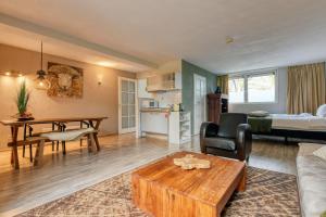 a living room with a couch and a bed and a table at Borneman Buitenhof - Privé Appartement in Houten