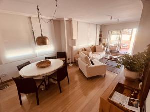 salon ze stołem i kanapą w obiekcie Apartamento de lujo en La Isla del Fraile w mieście Águilas +37 zdjęć