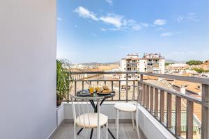 balkon ze stołem i krzesłami oraz widokiem w obiekcie Livemálaga Victoria Suites w Maladze