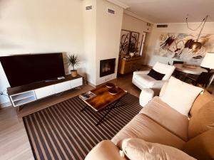 salon z kanapą i telewizorem z płaskim ekranem w obiekcie Apartamento de lujo en La Isla del Fraile w mieście Águilas