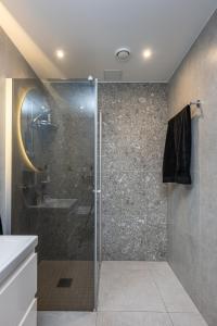 baño con ducha y puerta de cristal en Ladva 10, en Tartu