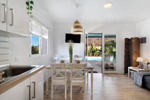Una cocina con una mesa y un comedor. en Villa Tino- Casa M, en Los Llanos de Aridane