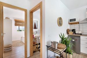 una cocina con paredes blancas y una puerta que conduce a una habitación en Villa Tino- Casa M, en Los Llanos de Aridane