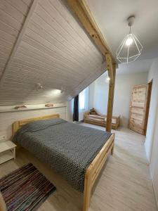 En eller flere senge i et værelse på Apartamenti Starp Krastiem 2