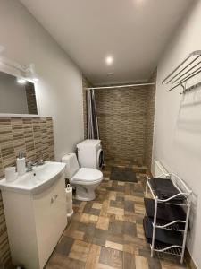 Kúpeľňa v ubytovaní Apartamenti Starp Krastiem 2