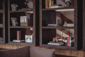 a living room with wooden shelves with books at Highland Base Kerlingarfjöll in Kerlingarfjoll