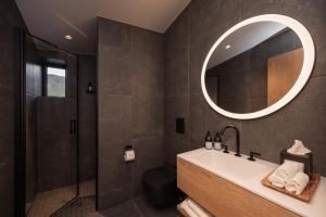 La salle de bains est pourvue d'un lavabo et d'un miroir. dans l'établissement Highland Base Kerlingarfjöll, à Kerlingarfjoll