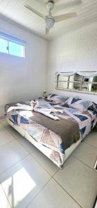 1 dormitorio con 1 cama en una habitación blanca en Apartamento Ambar, en Búzios