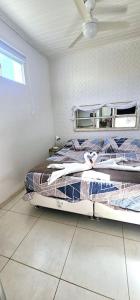 1 dormitorio con cama y ventana. en Apartamento Ambar, en Búzios