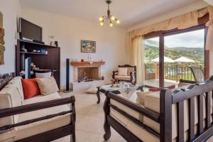 - un salon avec un canapé et une cheminée dans l'établissement Villa Nikos with Private Pool, à Triopetra