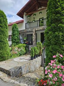 een huis met planten en bloemen op een stenen pad bij Casa Alba in Borsa