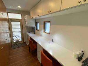Köök või kööginurk majutusasutuses 貸切別荘カリイ Vacation Rental KALLY Naha Okinawa