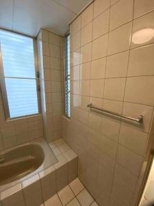 Vannituba majutusasutuses 貸切別荘カリイ Vacation Rental KALLY Naha Okinawa