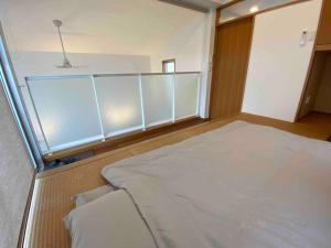 Voodi või voodid majutusasutuse 貸切別荘カリイ Vacation Rental KALLY Naha Okinawa toas