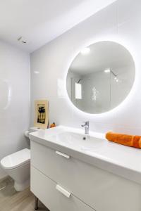 biała łazienka z umywalką i toaletą w obiekcie Livemálaga Victoria Suites w Maladze