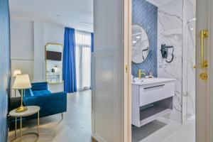 La salle de bains est pourvue d'un lavabo et d'un miroir. dans l'établissement Venecia Plaza Centro, à Valence