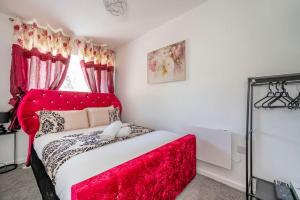- une chambre avec un lit rouge et une fenêtre dans l'établissement *F2BR* for your most relaxed & Cosy stay + Free Parking & WiFi, à Batley