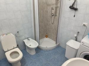 La salle de bains est pourvue d'une douche, de toilettes et d'un lavabo. dans l'établissement Casa Vacanze A Due Passi dal Mare, à Portopalo di Capo Passero
